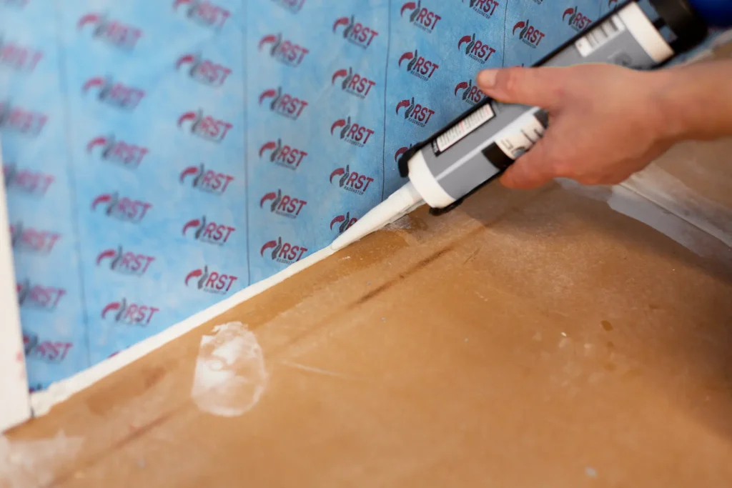 Person fogar radontapet mot golv